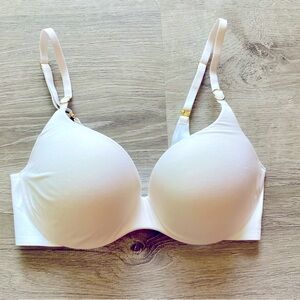 Victoria Secret Incredible perfect shape 32D bra white